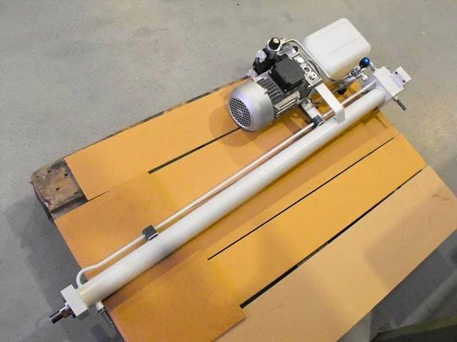 Elektrohydraulischer Zylinder mit Linearantrieb auf einer Europalette