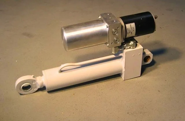 Hydraulikzylinder mit Elektromotor für eine Säge